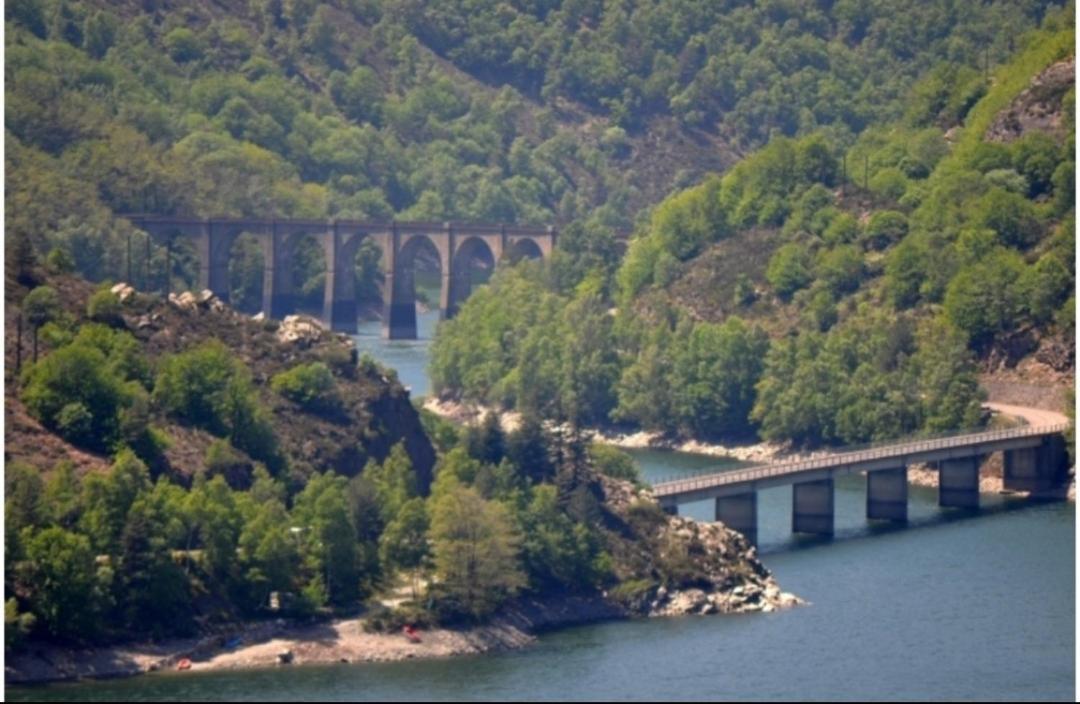 Sur Les Rochers Du Lac & Location-Rando En Vtt Villefort  Exteriér fotografie
