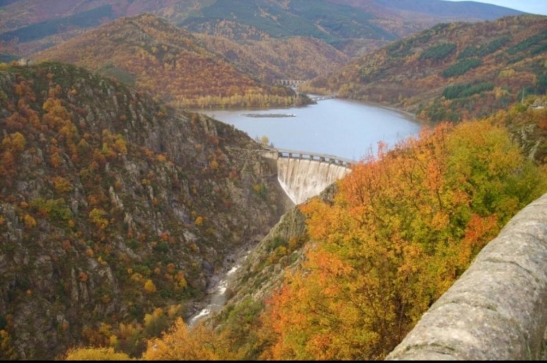 Sur Les Rochers Du Lac & Location-Rando En Vtt Villefort  Exteriér fotografie